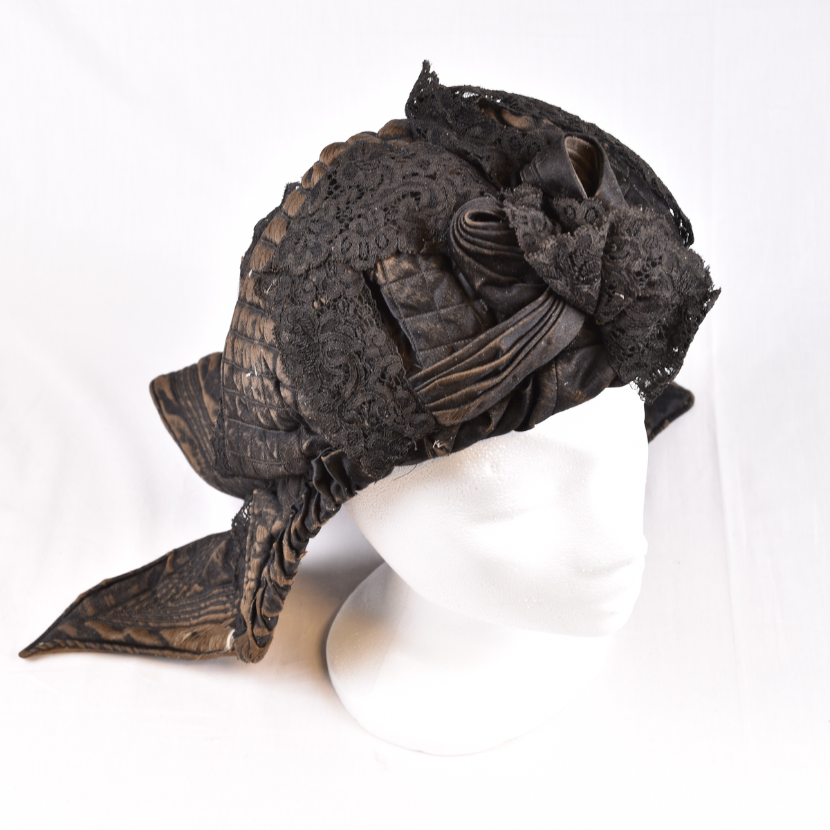 En slags kyse, utenpåplagg til vinterbruk. Kalt "kråke" på folkemunne.