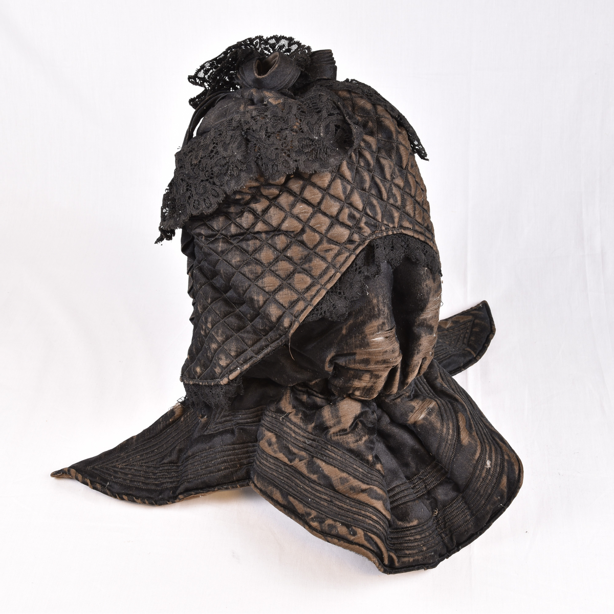 En slags kyse, utenpåplagg til vinterbruk. Kalt "kråke" på folkemunne.