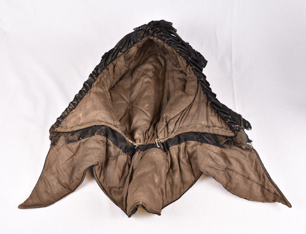 En slags kyse, utenpåplagg til vinterbruk. Kalt "kråke" på folkemunne.