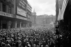 16.8.1945: "VJ day at Trafalgar Square"