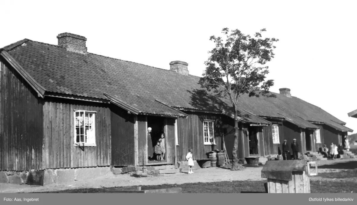 Rosmannsbrakka, arbeiderbrakke på Sundløkka i Borge ved Sarpsborg, fotografert 1928.

I døra til venstre - kvinne til venstre: 
Marie Håkonsen, gift Magnussen (1879-1962), 

Minstejenta i midten av døra: Elvira Magnussen, gift Ekman (1925-2013), bodde siden i Skultuna i Sverige. 

Til høyre i døra: Sigrid  Magnussen, gift Syversen (1917-), Sarpsborg. 

Jente i lys kjole mellom dørene: Else Bjor, født Magnussen (1920-1993), bodde siden i Råde. 

Marie Håkensen Magnussen var gift med Anders Johan Magnussen fra Hauge i Rolvsøy (1875-1941), de bodde på Sundløkka.