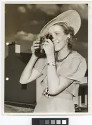 Porträttbild.
Hillevi Svedberg med kamera.