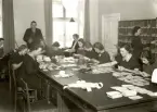 Sortering av ransoneringskort och skattsedlar på postkontoret i Kalmar. 1940-talet.