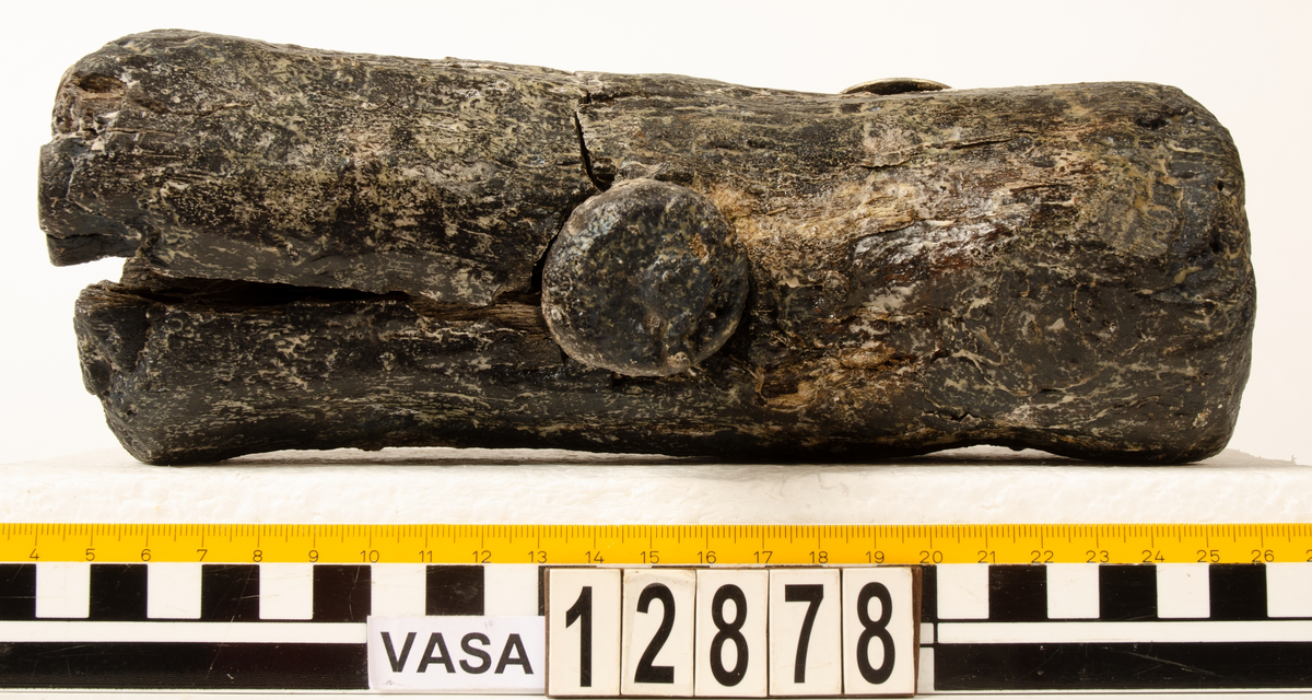 Huvud till klubba. Tämligen gott skick, sånär som att en fjärdedel av huvudet slagits loss. En del av skaftet sitter kvar i hålet.

För mer information se Dokumentationsblankett under Referenser – Länkade filer.