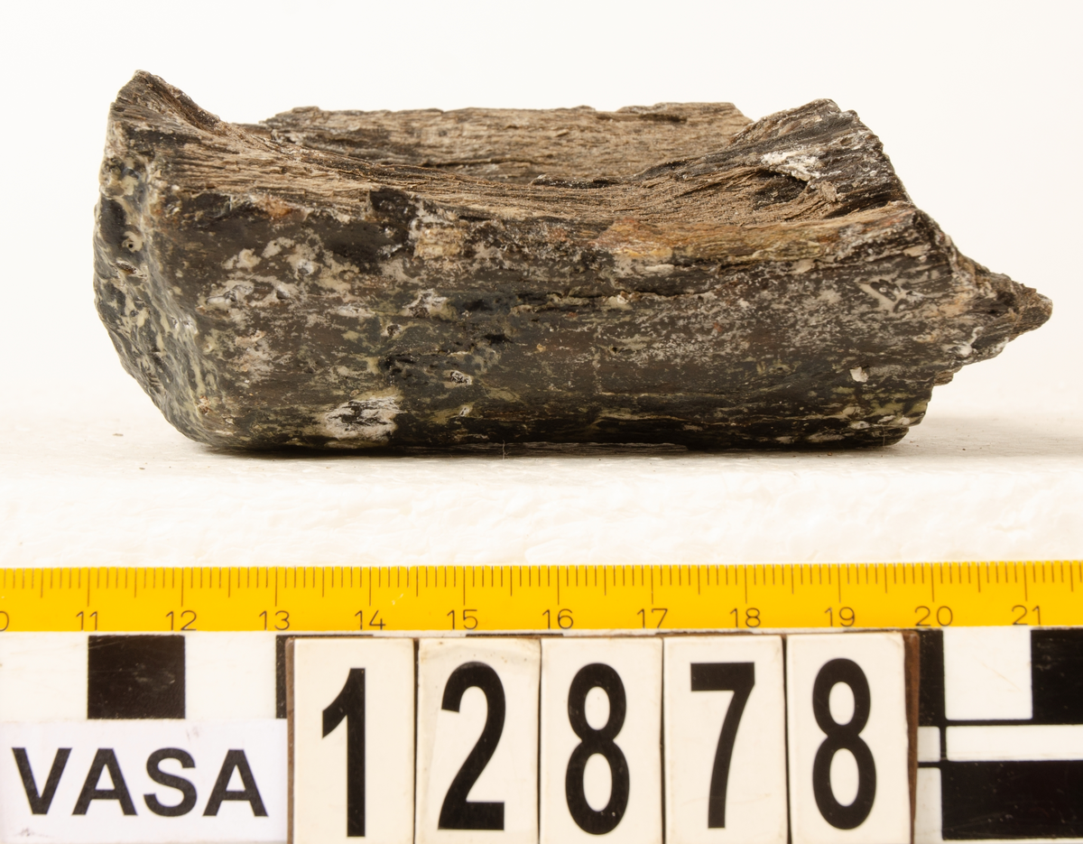 Huvud till klubba. Tämligen gott skick, sånär som att en fjärdedel av huvudet slagits loss. En del av skaftet sitter kvar i hålet.

För mer information se Dokumentationsblankett under Referenser – Länkade filer.