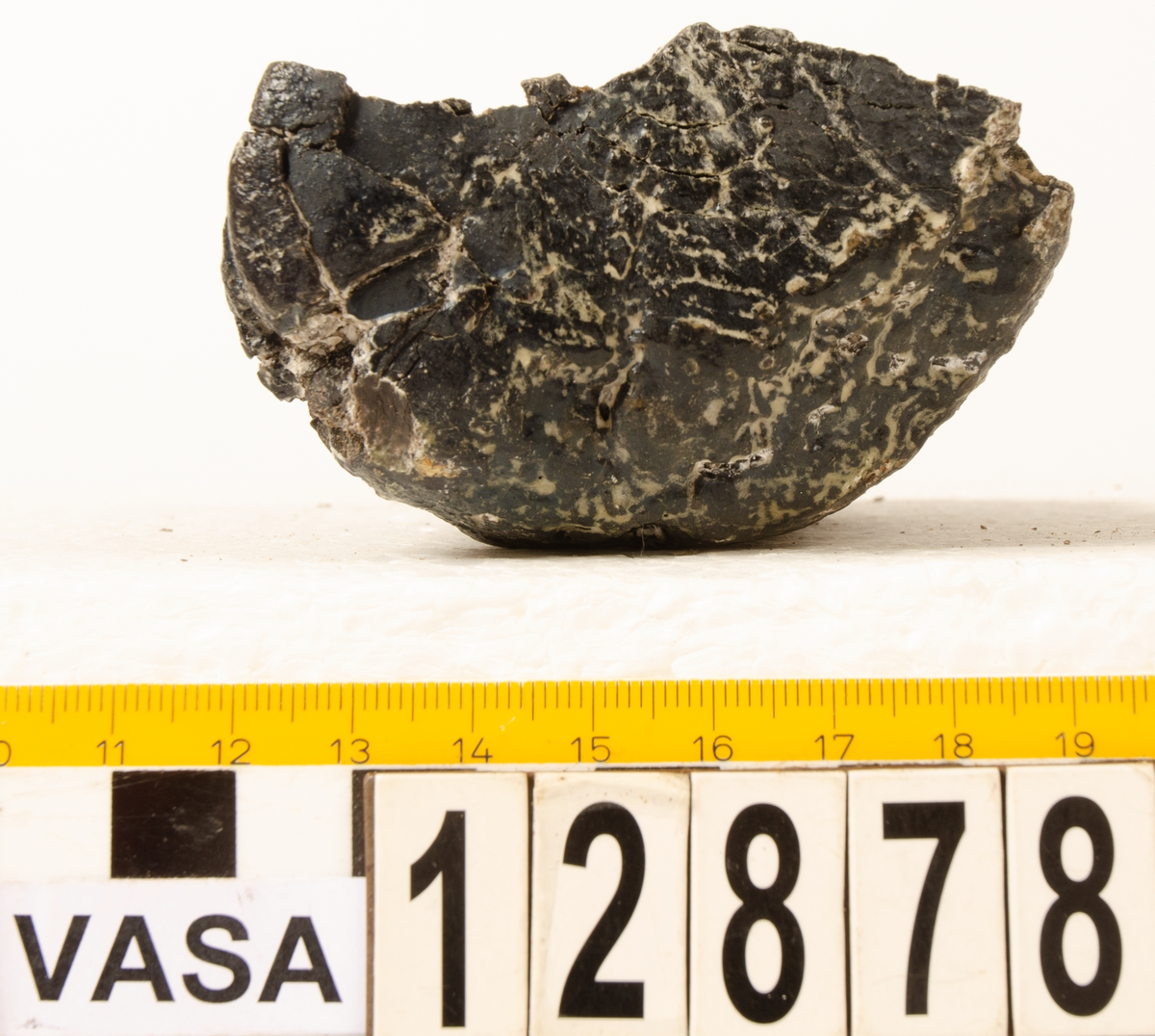 Huvud till klubba. Tämligen gott skick, sånär som att en fjärdedel av huvudet slagits loss. En del av skaftet sitter kvar i hålet.

För mer information se Dokumentationsblankett under Referenser – Länkade filer.