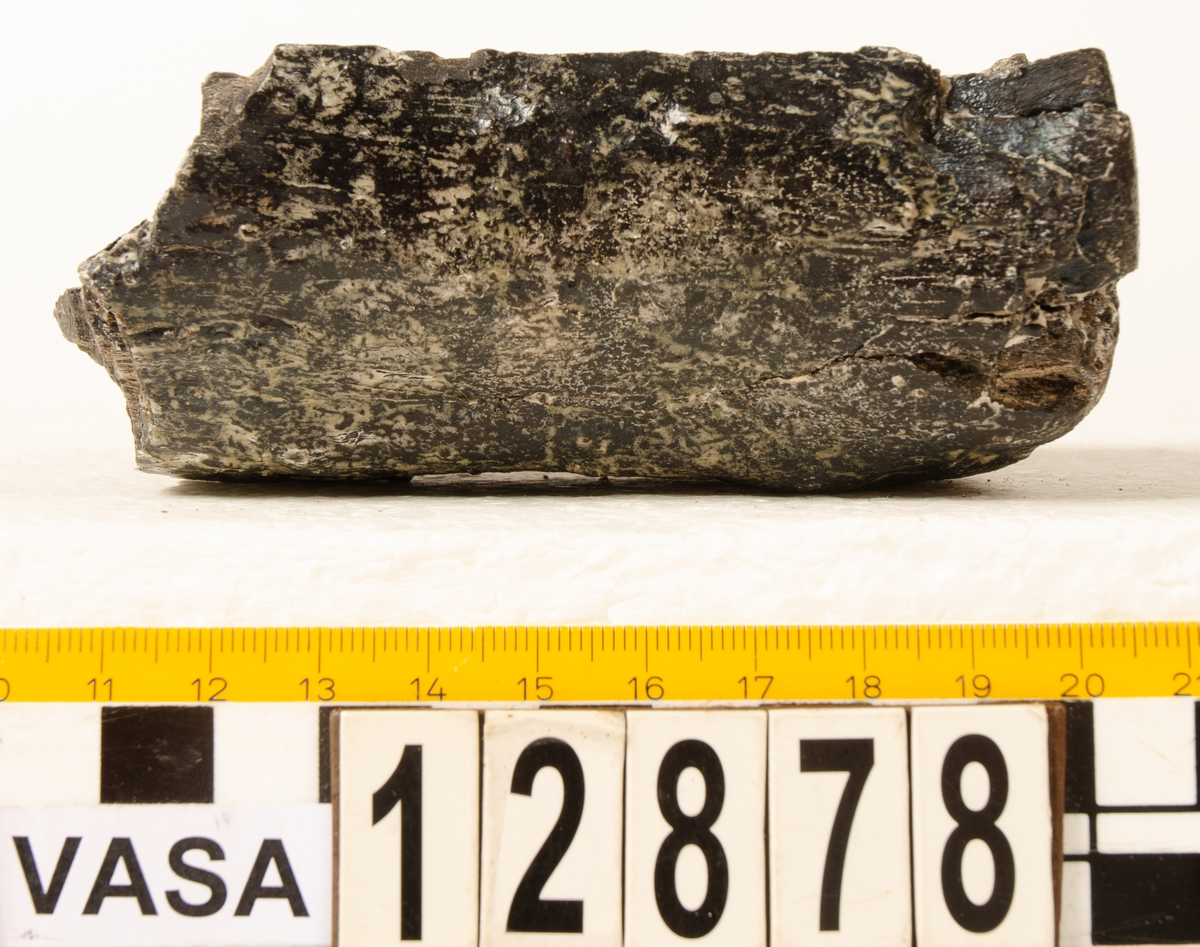 Huvud till klubba. Tämligen gott skick, sånär som att en fjärdedel av huvudet slagits loss. En del av skaftet sitter kvar i hålet.

För mer information se Dokumentationsblankett under Referenser – Länkade filer.