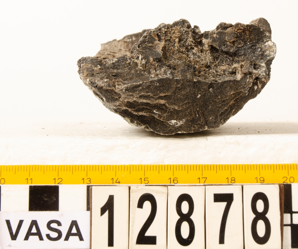 Huvud till klubba. Tämligen gott skick, sånär som att en fjärdedel av huvudet slagits loss. En del av skaftet sitter kvar i hålet.

För mer information se Dokumentationsblankett under Referenser – Länkade filer.