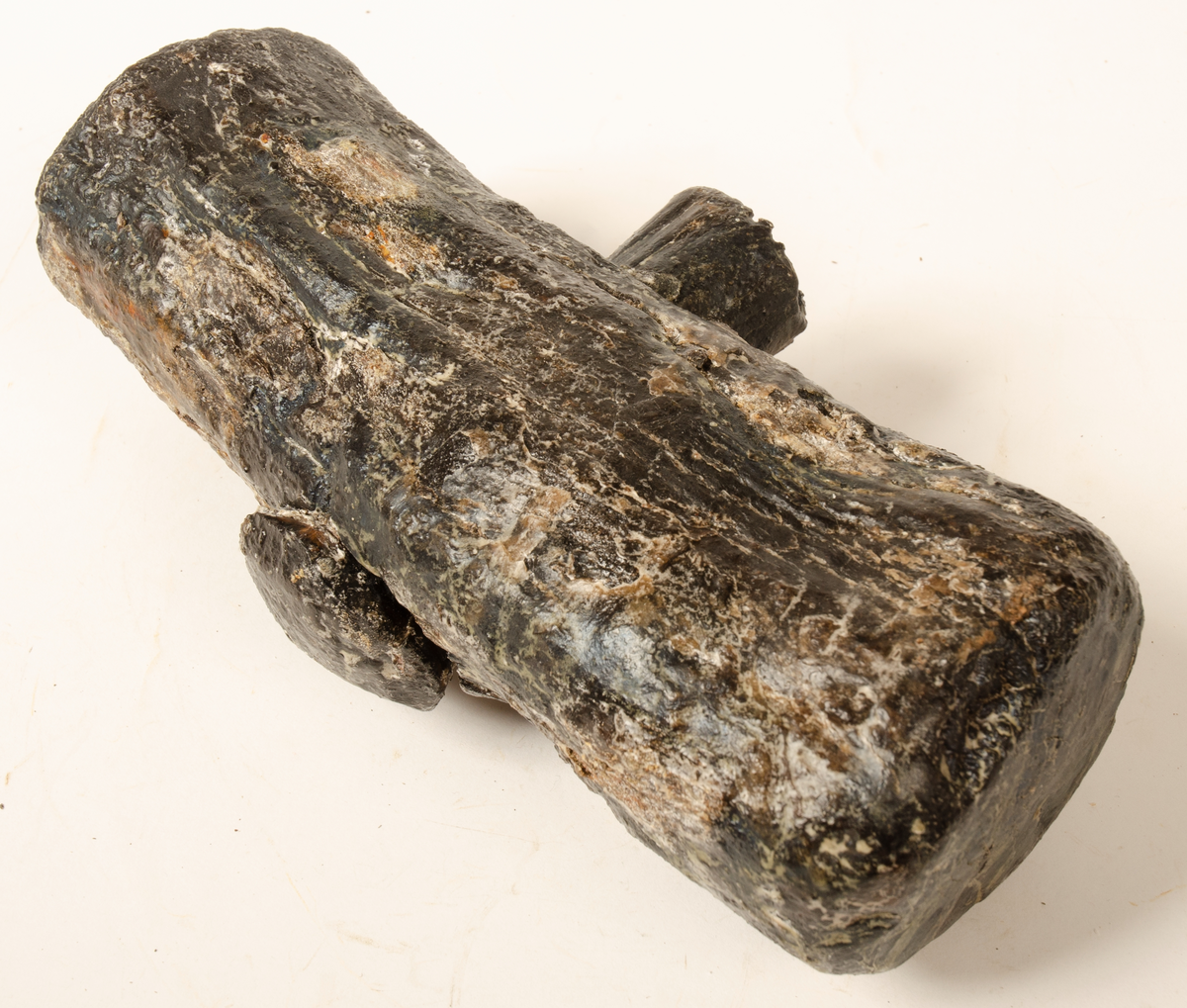 Huvud till klubba. Tämligen gott skick, sånär som att en fjärdedel av huvudet slagits loss. En del av skaftet sitter kvar i hålet.

För mer information se Dokumentationsblankett under Referenser – Länkade filer.