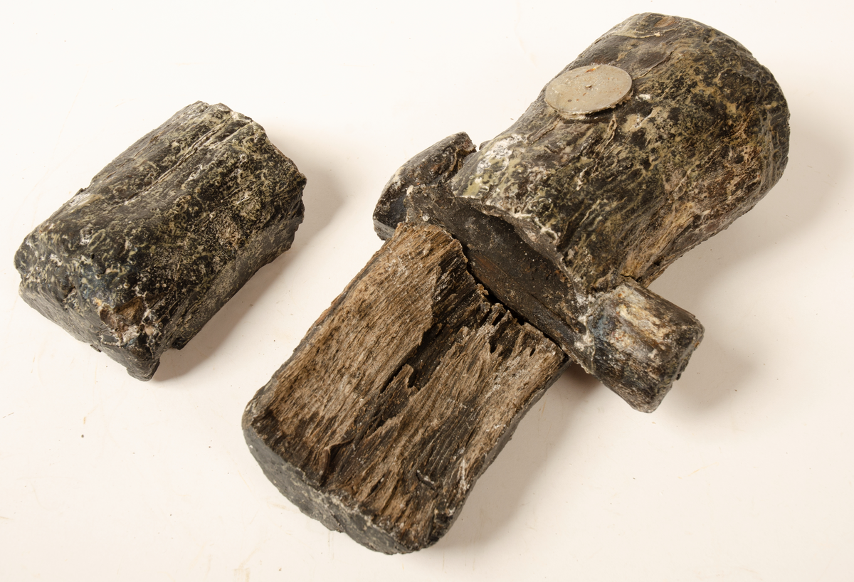 Huvud till klubba. Tämligen gott skick, sånär som att en fjärdedel av huvudet slagits loss. En del av skaftet sitter kvar i hålet.

För mer information se Dokumentationsblankett under Referenser – Länkade filer.