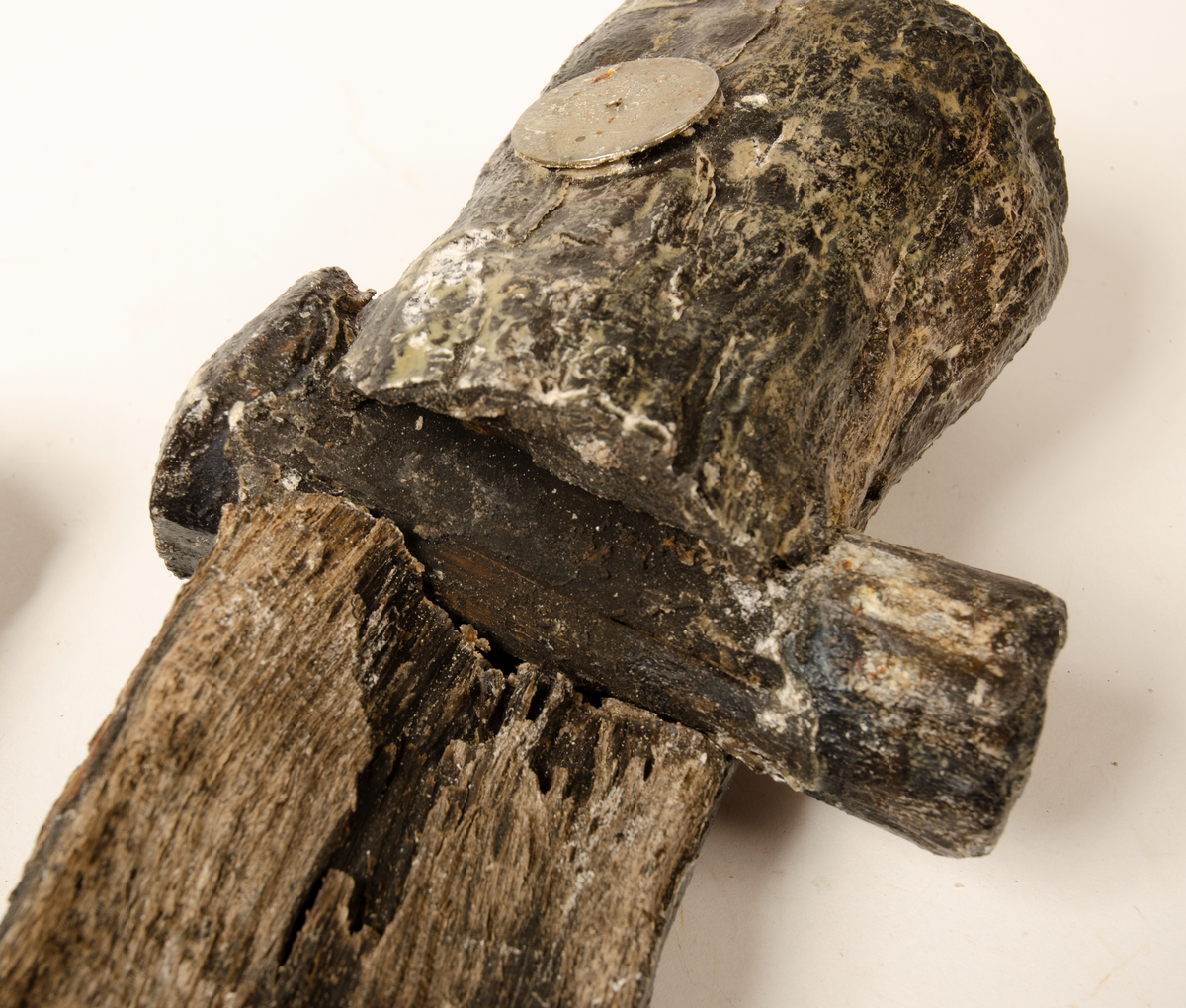 Huvud till klubba. Tämligen gott skick, sånär som att en fjärdedel av huvudet slagits loss. En del av skaftet sitter kvar i hålet.

För mer information se Dokumentationsblankett under Referenser – Länkade filer.