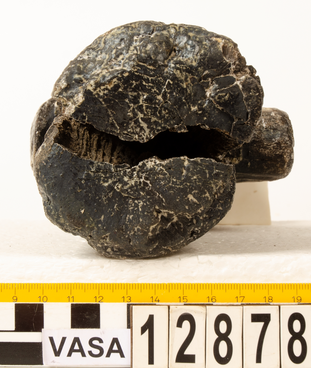 Huvud till klubba. Tämligen gott skick, sånär som att en fjärdedel av huvudet slagits loss. En del av skaftet sitter kvar i hålet.

För mer information se Dokumentationsblankett under Referenser – Länkade filer.