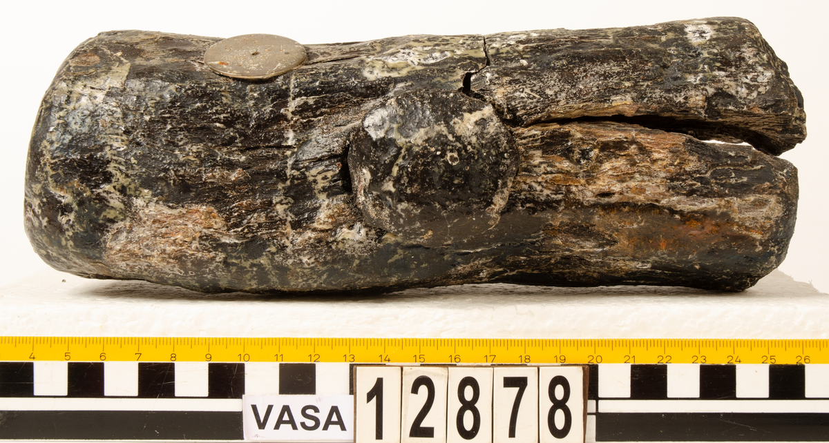 Huvud till klubba. Tämligen gott skick, sånär som att en fjärdedel av huvudet slagits loss. En del av skaftet sitter kvar i hålet.

För mer information se Dokumentationsblankett under Referenser – Länkade filer.