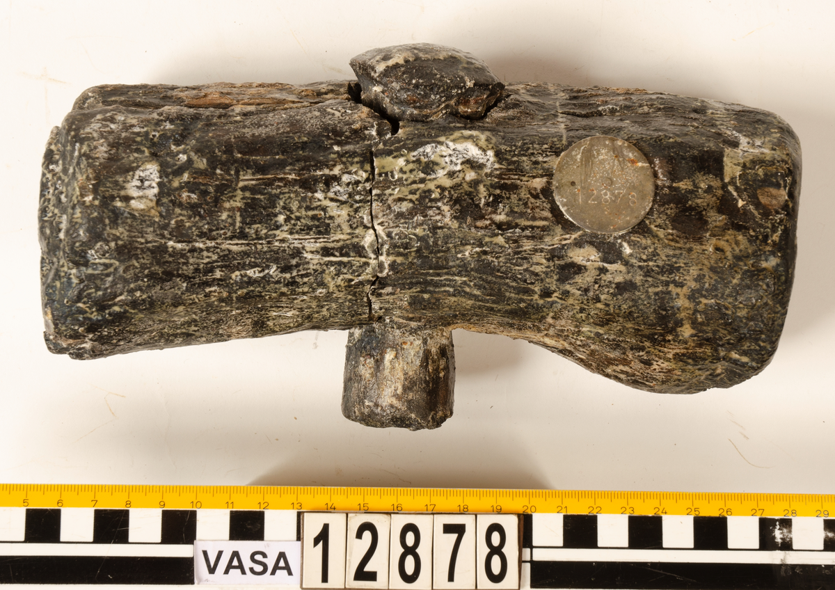 Huvud till klubba. Tämligen gott skick, sånär som att en fjärdedel av huvudet slagits loss. En del av skaftet sitter kvar i hålet.

För mer information se Dokumentationsblankett under Referenser – Länkade filer.