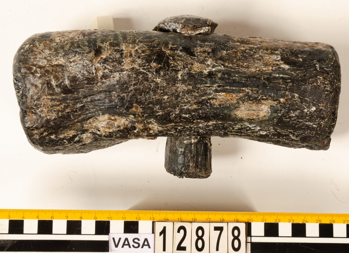 Huvud till klubba. Tämligen gott skick, sånär som att en fjärdedel av huvudet slagits loss. En del av skaftet sitter kvar i hålet.

För mer information se Dokumentationsblankett under Referenser – Länkade filer.