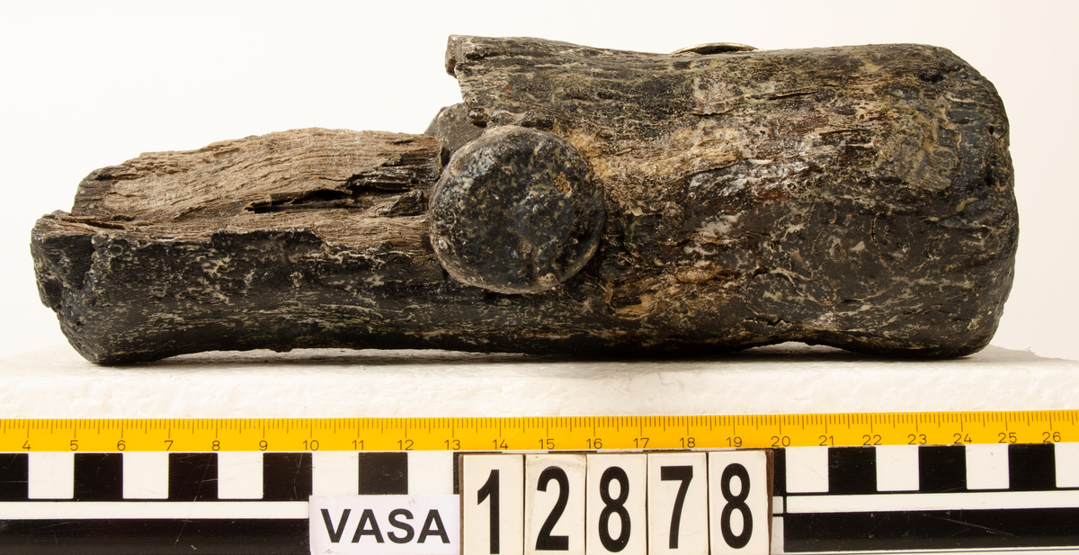 Huvud till klubba. Tämligen gott skick, sånär som att en fjärdedel av huvudet slagits loss. En del av skaftet sitter kvar i hålet.

För mer information se Dokumentationsblankett under Referenser – Länkade filer.