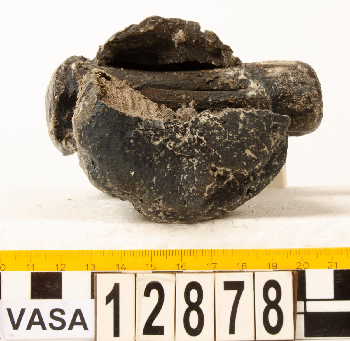 Huvud till klubba. Tämligen gott skick, sånär som att en fjärdedel av huvudet slagits loss. En del av skaftet sitter kvar i hålet.

För mer information se Dokumentationsblankett under Referenser – Länkade filer.