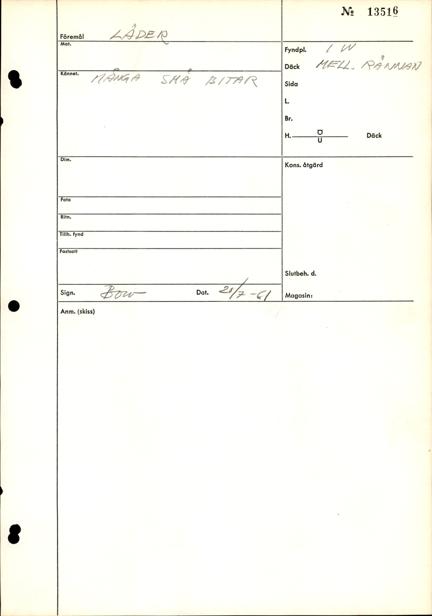 Dokumentation 1997:
Ett tvåhundrafemtiotal delar och fragment från skor: sulor, klacklappar, inlägg, ovanläder mm.
Sula fyndnummer 13516. Längs med sulans ytterkant finns hål efter träpligg och tråd. På sulans mitt finns en ritsad skåra i sulans längdriktning. Lädret är kraftigt.
Sula fyndnummer 13516:1. Sulan härrör troligtvis från en annan sko än sula 13516, bl a då man ser till mått samt hur den har varit fästad till botten. Längs med ytterkanterna syns kvarsittande tråd. Lädret är kraftigt.
Ovanläder fyndnummer 13516:2. Ovanlädret är monterat på svart kartong.
Sidostycke med slejf, fyndnummer 13516:3. I slejfänden finns ett runt snörhål.
Del av klack, fyndnummer 13516:4. Klacken består av fyra klacklappar och har kvarsittande träpligg.
Skuren läderbit med kvarsittande hår, fyndnummer 13516:5. Läderbiten är troligtvis ett inlägg. Lädret har rostfärgade utfällningar.
På några av delarna syns kvarsittande tråd och träpligg. Även träflisor samt 12 filtbitar och en bit tuskaftsväv.
Lädret varierar vad gäller kvalitet och kondition. Flertalet delar är spaltade och mycket spröda.

Dokumentation 2022:
Del av ovanläder. Bakkappa till en öppen svensksko. Tillverkad i läder. Inga dekorationer. Delaminerad.
13516:1 är en bindsula. Tillverkad i läder. Skapades på en rak läst och bars på höger fot. Inga dekorationer. Den har ett flertal hål. Det finns inga tecken på lagningar. 
För mer information, se Uppritning under Länkade filer.

Text in english:
This is a quarter of an open sided shoe, made of leather of stitch-down construction, with no decorative features but delaminated.
13516:1 is the insole of a shoe, made of leather, made on a right last and worn on the right foot, with no decorative features. There are holes in the insole but no signs of repairs.
For more information, go to Länkade filer: Uppritning
