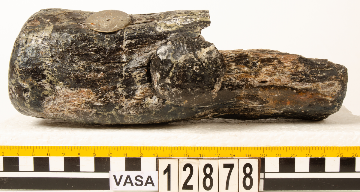 Huvud till klubba. Tämligen gott skick, sånär som att en fjärdedel av huvudet slagits loss. En del av skaftet sitter kvar i hålet.

För mer information se Dokumentationsblankett under Referenser – Länkade filer.