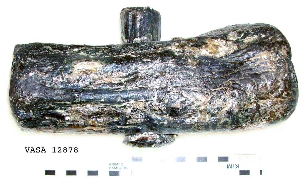 Huvud till klubba. Tämligen gott skick, sånär som att en fjärdedel av huvudet slagits loss. En del av skaftet sitter kvar i hålet.

För mer information se Dokumentationsblankett under Referenser – Länkade filer.