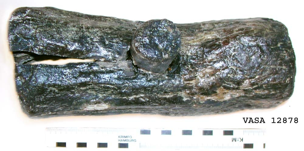 Huvud till klubba. Tämligen gott skick, sånär som att en fjärdedel av huvudet slagits loss. En del av skaftet sitter kvar i hålet.

För mer information se Dokumentationsblankett under Referenser – Länkade filer.