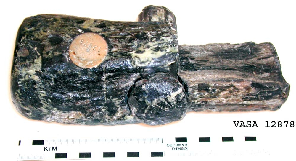 Huvud till klubba. Tämligen gott skick, sånär som att en fjärdedel av huvudet slagits loss. En del av skaftet sitter kvar i hålet.

För mer information se Dokumentationsblankett under Referenser – Länkade filer.