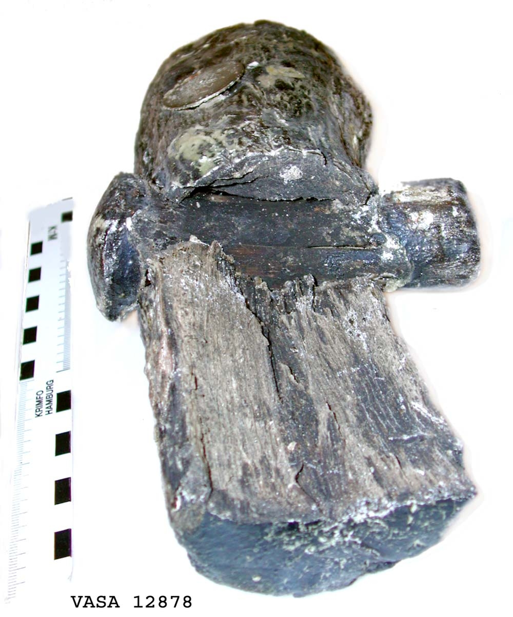 Huvud till klubba. Tämligen gott skick, sånär som att en fjärdedel av huvudet slagits loss. En del av skaftet sitter kvar i hålet.

För mer information se Dokumentationsblankett under Referenser – Länkade filer.