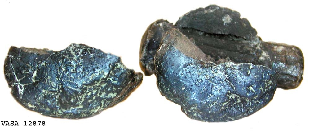 Huvud till klubba. Tämligen gott skick, sånär som att en fjärdedel av huvudet slagits loss. En del av skaftet sitter kvar i hålet.

För mer information se Dokumentationsblankett under Referenser – Länkade filer.