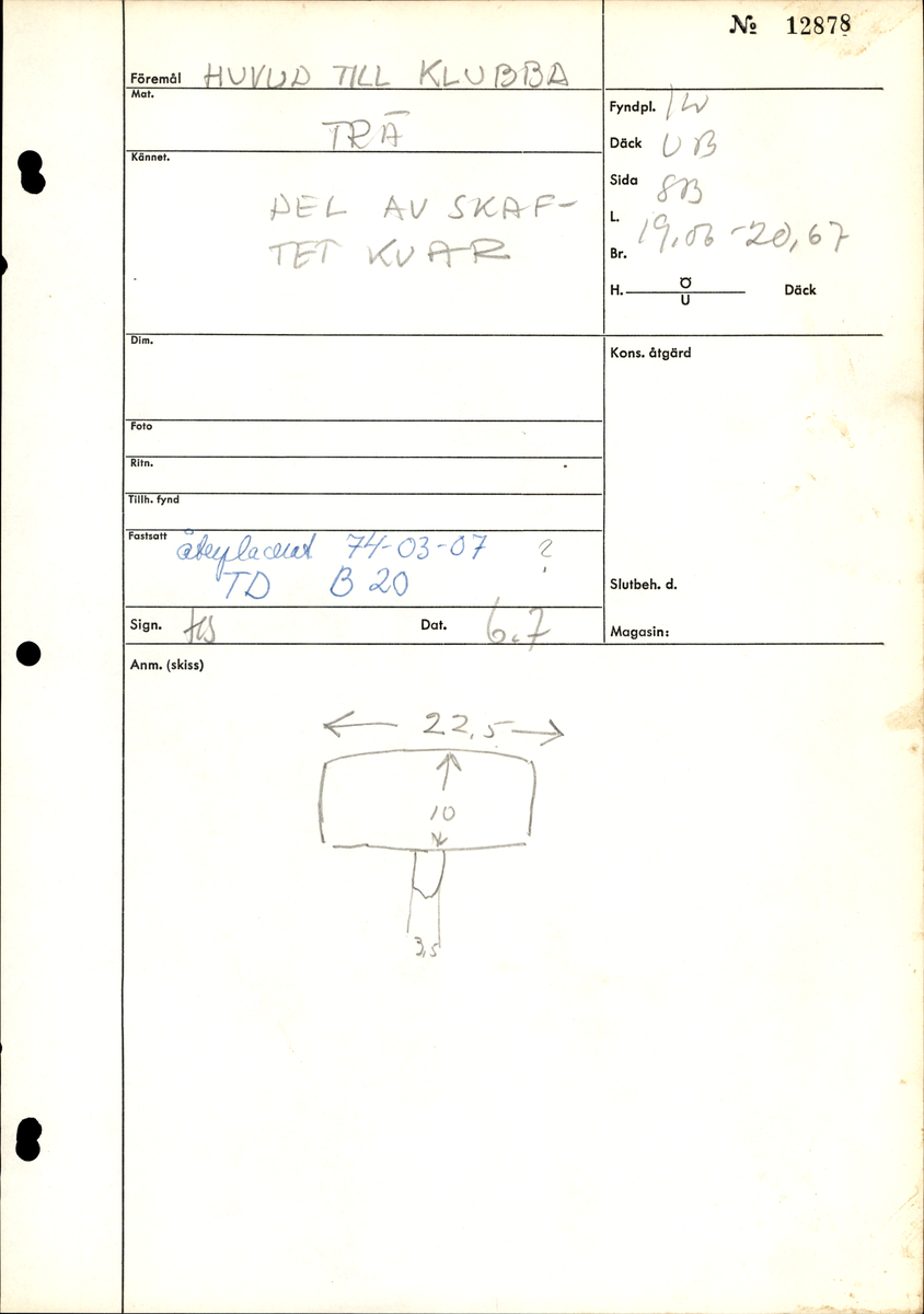 Huvud till klubba. Tämligen gott skick, sånär som att en fjärdedel av huvudet slagits loss. En del av skaftet sitter kvar i hålet.

För mer information se Dokumentationsblankett under Referenser – Länkade filer.