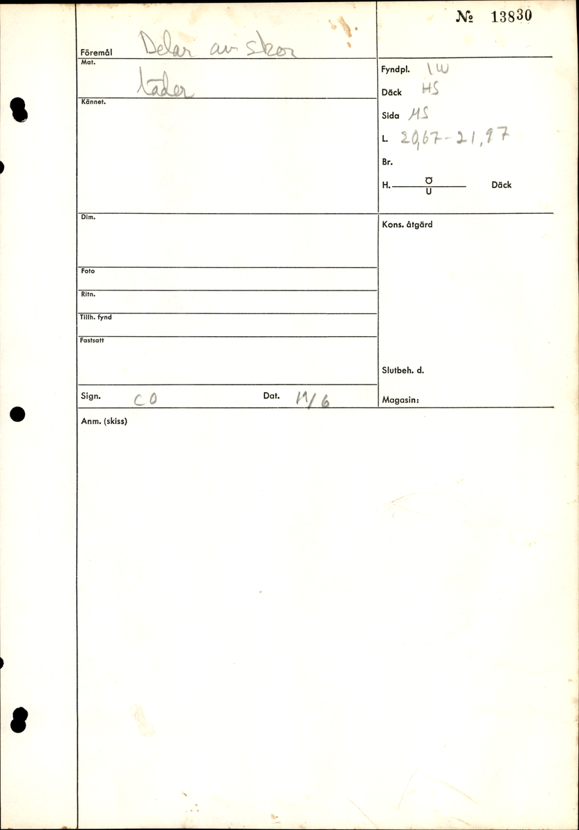Dokumentation 1997:
Delar och fragment av sko: ovanläder, sulor, klacklappar, inlägg, holtrand, ett litet textilfragment mm.
Ett ovanläder, fyndnummer 13830. Ovanlädrets nedre del saknar narvsida. Ovanlädret är spaltat i två delar. Den avspaltade köttsidan har fyndnummer 13830:1.
Två stycken sulor, fyndnummer 13830:2 samt 13830:3. Sulornas tåparti respektive främre parti är fragmentariska.
Två sulor från höger skobotten, fyndnummer 13830:4 samt 13830:5. På sula fyndnummer 13830:5 finns kvarsittande skopligg.
En delvist fragmentarisk sula från vänster skobotten, fyndnummer 13830:6.
Ett 300-tal delar och fragment. Flertalet delar och fragment har hål efter träpligg och stygn på några delar finns kvarsittande tråd och/eller träpligg.

Dokumentation 2022:
Del av ovanläder. Framstycke till en stövel. Tillverkad som en svensksko. Plösen har en ovanlig form. Inga dekorationer. Lädret är delaminerat. 
För mer information, se Uppritning under Länkade filer.

Text in english:
This is a boot vamp with a tongue of a variant shape, made of leather of stitch-down construction, with no decorative features. The vamp has suffered delamination.
For more information, go to Länkade filer: Uppritning