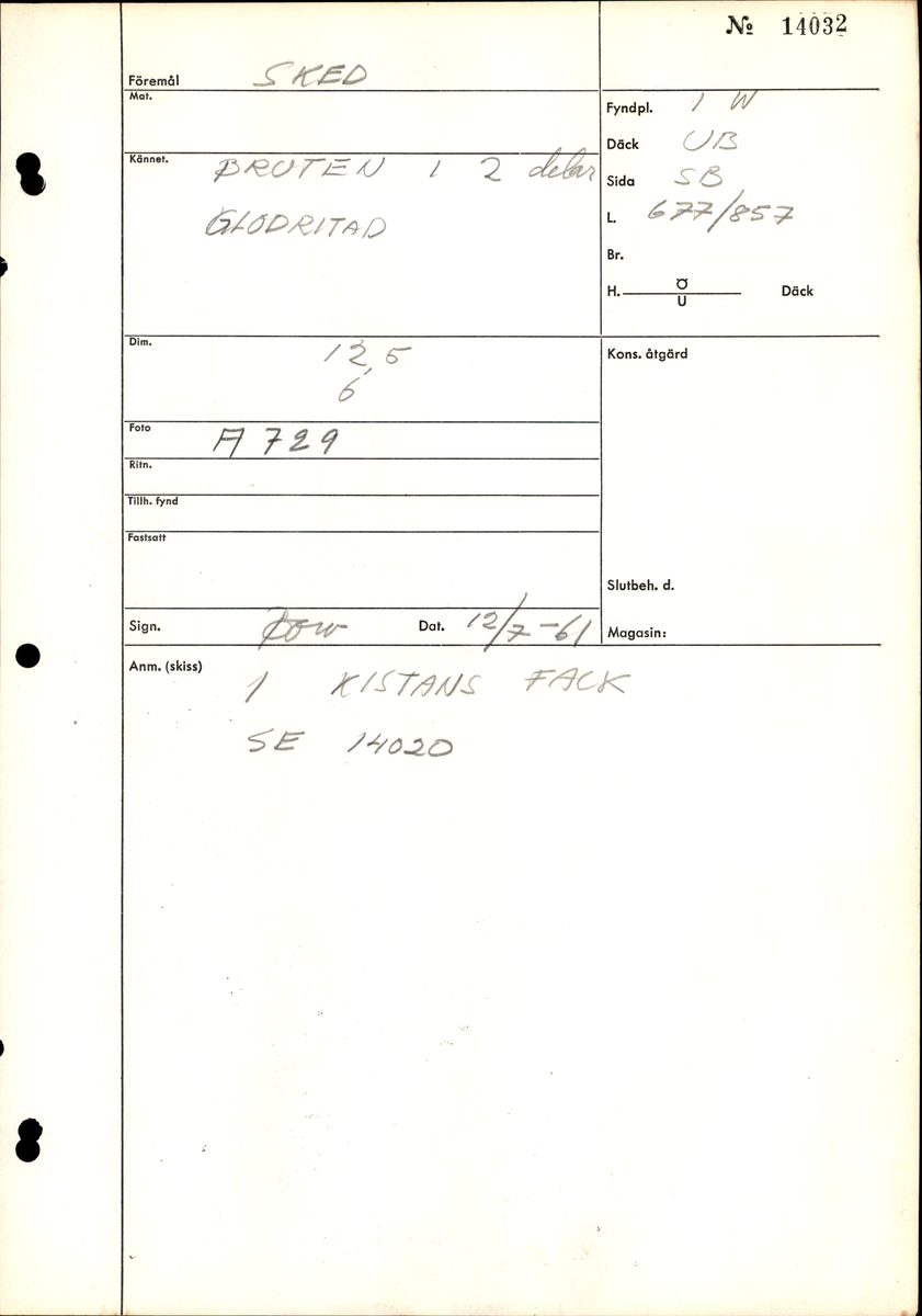 Fyra delar av en träsked. De två större delarna utgör skedskaftet samt större del av skedbladet med ett mindre parti av skaftet. De övriga två delarna utgör fragment av skedblad.

Insidan av skedbladet är dekorerad med ett ristat/glödritat vågmönster. Skedskaftet är kort och rakt, med profilerad skaftände. Längst ut på skaftänden syns en brottyta. Troligtvis har skaftet avlutats i en ändknopp. Skeden har gul-röda utfällningar samt rödbruna färgspår.

Skeddelarna är mycket ömtåliga, med sprickor.

För mer information se Dokumentationsblankett under Referenser – Länkade filer.
