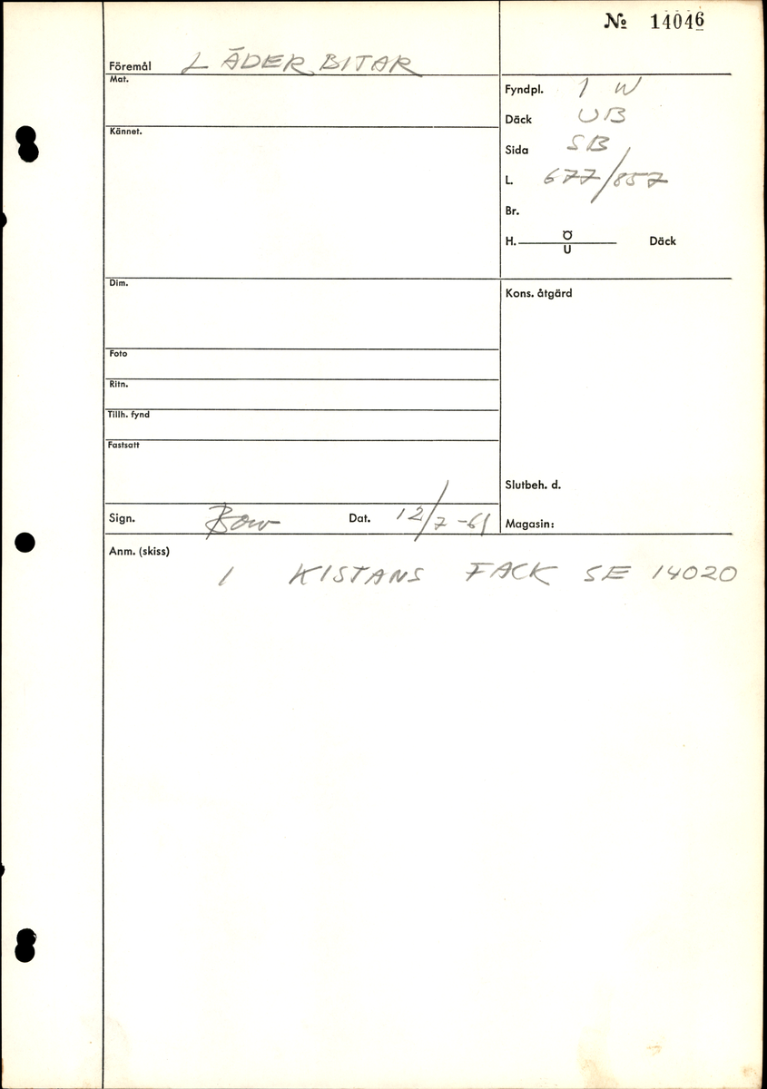 Tjugo ospecificerade läderbitar samt ett flertal mycket små fragment. På två av fragmenten, fyndnummer 14046:1 samt 14046:7, finns svarta hårstrån, ca 5-20 mm långa. Lädret saknar hål efter stygn eller träpligg.