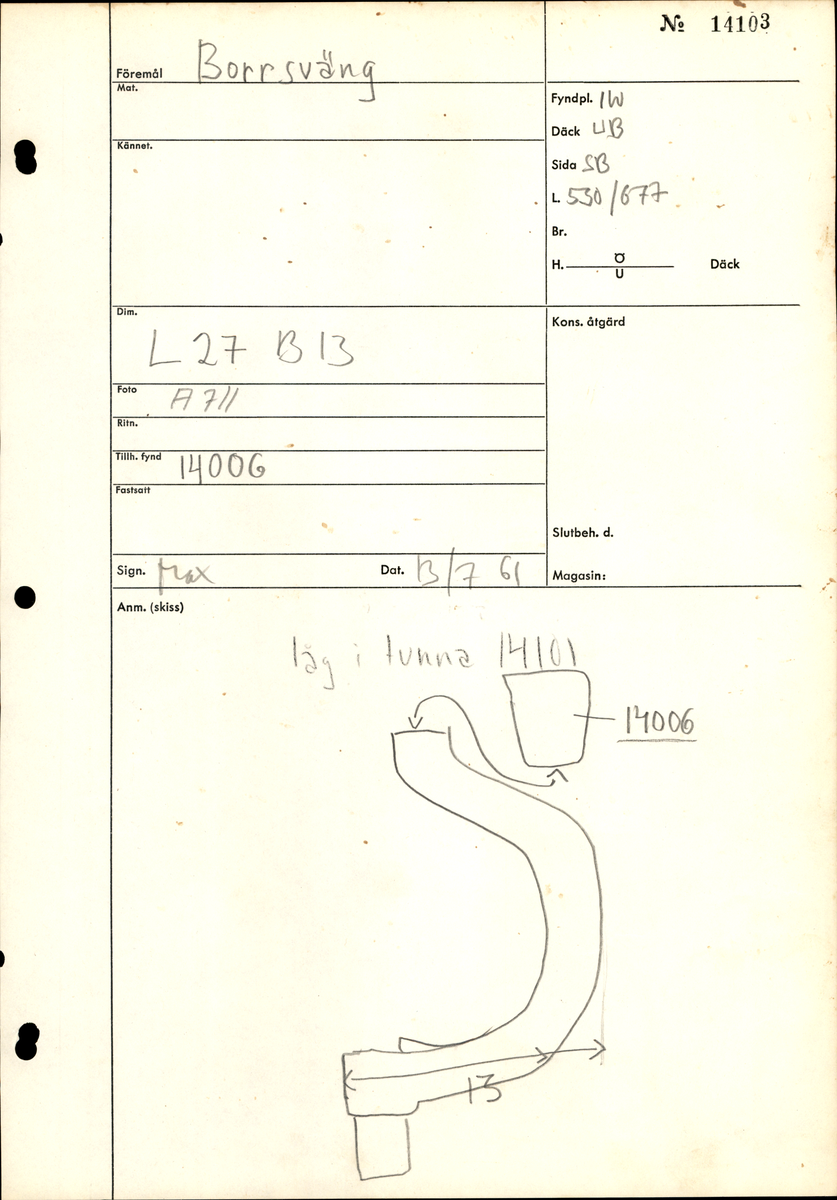 Borrsväng.

C-formad, med rundat mittparti. Det nedre partiet - utom borrfästet - är platt med avfasade kanter, liksom även borrsvängens övre parti. Borrfästet har runt tvärsnitt. I borrfästets hål syns rester av de kilar som borren har varit fäst med, ursprungligen troligtvis tre kilar. Runt borrfästet har det troligtvis suttit ett beslag. I det övre partiet sitter en tapp till en borrknopp.

Borrsvängen är mycket nött och i dåligt skick. Skaftet är brutet i två delar samt i den ände där tappen sitter. Borrfästet är något skadat på ena sidan. Spår av lim från tidigare lagningar av konserveringsenheten.

För mer information se Dokumentationsblankett under Referenser – Länkade filer.
