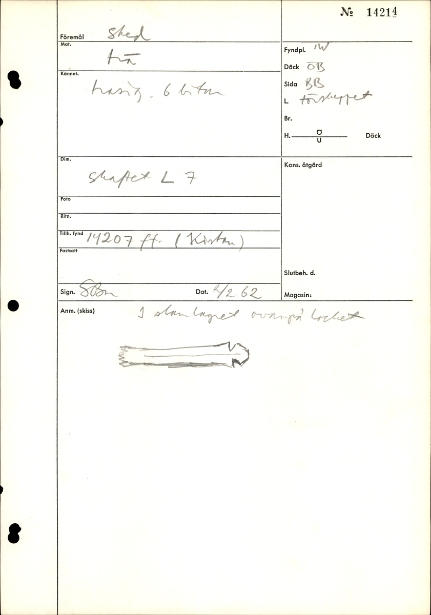 En träsked, bruten i sex delar. Delarna består av skedens skaft samt fem delar av skedbladet.

Skaftet är smalt och rakt, med en utsnidad ändknopp. Skedbladet har ursprungligen sannolikt varit ovalt till formen.

Skeddelarna är mycket ömtåliga. Mindre sprickor är synliga.

För mer information se Dokumentationsblankett under Referenser – Länkade filer.