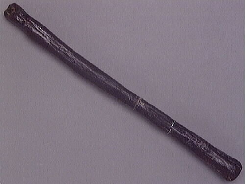 Ett skaft till en hammare. Skaftet är långsmalt och har ett rektangulärt tvärsnitt. Skaftet är avfasat i den ände där hammarhuvudet suttit fästat. Genom skaftets nedre del, som är något förtjockad samt rundad, är ett hål borrat.

Skaftet är slitet. På skaftets mitt syns spår efter en lagning, troligtvis utförd i samband med konserveringen av skaftet.

För mer information se Dokumentationsblankett under Referenser – Länkade filer.

Text in English: The handle or helve of a hammer. The shaft is long and rectangular shaped in cross-section. The end that fits into the hammer head is bevelled, while the other end is somewhat thicker and rounded, with a hole bored through.

The helve is worn and appears to have been repaired at the middle, probably done in connection with its conservation.

For more information see the Documentation form under References – Linked files.