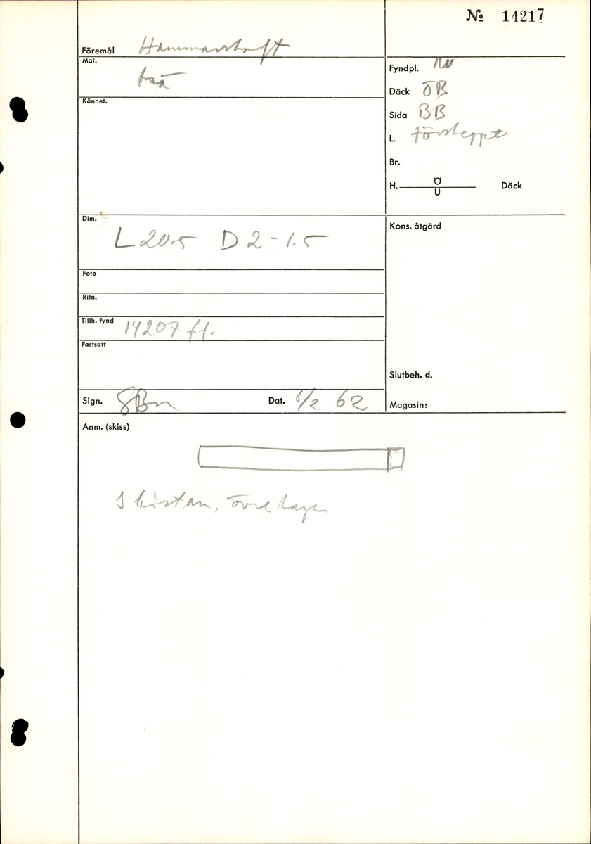 Ett skaft till en hammare. Skaftet är långsmalt och har ett rektangulärt tvärsnitt. Skaftet är avfasat i den ände där hammarhuvudet suttit fästat. Genom skaftets nedre del, som är något förtjockad samt rundad, är ett hål borrat.

Skaftet är slitet. På skaftets mitt syns spår efter en lagning, troligtvis utförd i samband med konserveringen av skaftet.

För mer information se Dokumentationsblankett under Referenser – Länkade filer.

Text in English: The handle or helve of a hammer. The shaft is long and rectangular shaped in cross-section. The end that fits into the hammer head is bevelled, while the other end is somewhat thicker and rounded, with a hole bored through.

The helve is worn and appears to have been repaired at the middle, probably done in connection with its conservation.

For more information see the Documentation form under References – Linked files.