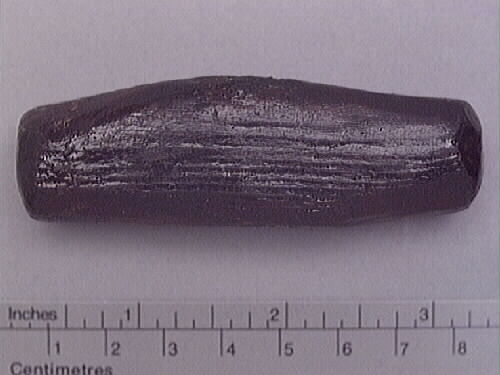 Ett verktygsskaft, troligtvis till en borr. Skaftet är avlångt med avsmalnande och rundade ändar. Skaftet har ett något förtjockat mittparti. På ena sidan om mittpartiet finns ett ovalt urtag för verktygsstålet.

Skaftet är i gott skick.

För mer information se Dokumentationsblankett under Referenser – Länkade filer.


Text in English: The wooden handle of a tool, probably a drill or borer. Rectangular shaped handle with tapering, rounded ends. In the centre is an oval incision for the metal shank.

In good condition.

For more information see the Documentation form under References – Linked files.