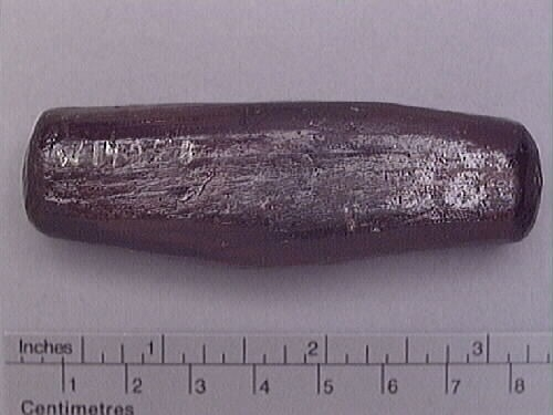 Ett verktygsskaft, troligtvis till en borr. Skaftet är avlångt med avsmalnande och rundade ändar. Skaftet har ett något förtjockat mittparti. På ena sidan om mittpartiet finns ett ovalt urtag för verktygsstålet.

Skaftet är i gott skick.

För mer information se Dokumentationsblankett under Referenser – Länkade filer.


Text in English: The wooden handle of a tool, probably a drill or borer. Rectangular shaped handle with tapering, rounded ends. In the centre is an oval incision for the metal shank.

In good condition.

For more information see the Documentation form under References – Linked files.