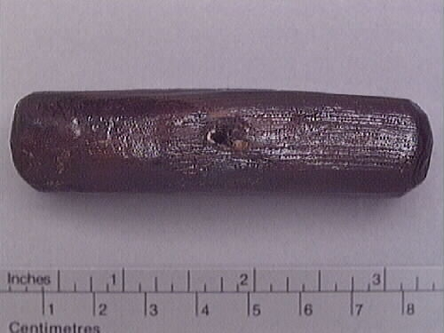 Ett verktygsskaft, troligtvis till en borr. Skaftet är avlångt med avsmalnande och rundade ändar. Skaftet har ett något förtjockat mittparti. På ena sidan om mittpartiet finns ett ovalt urtag för verktygsstålet.

Skaftet är i gott skick.

För mer information se Dokumentationsblankett under Referenser – Länkade filer.


Text in English: The wooden handle of a tool, probably a drill or borer. Rectangular shaped handle with tapering, rounded ends. In the centre is an oval incision for the metal shank.

In good condition.

For more information see the Documentation form under References – Linked files.