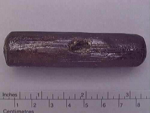 Ett verktygsskaft, troligtvis till en borr. Skaftet är avlångt med avsmalnande och rundade ändar. Skaftet har ett något förtjockat mittparti. På ena sidan om mittpartiet finns ett ovalt urtag för verktygsstålet.

Skaftet är i gott skick.

För mer information se Dokumentationsblankett under Referenser – Länkade filer.


Text in English: The wooden handle of a tool, probably a drill or borer. Rectangular shaped handle with tapering, rounded ends. In the centre is an oval incision for the metal shank.

In good condition.

For more information see the Documentation form under References – Linked files.