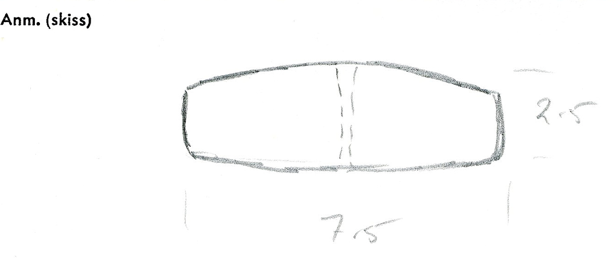 Ett verktygsskaft, troligtvis till en borr. Skaftet är avlångt med avsmalnande och rundade ändar. Skaftet har ett något förtjockat mittparti. På ena sidan om mittpartiet finns ett ovalt urtag för verktygsstålet.

Skaftet är i gott skick.

För mer information se Dokumentationsblankett under Referenser – Länkade filer.


Text in English: The wooden handle of a tool, probably a drill or borer. Rectangular shaped handle with tapering, rounded ends. In the centre is an oval incision for the metal shank.

In good condition.

For more information see the Documentation form under References – Linked files.