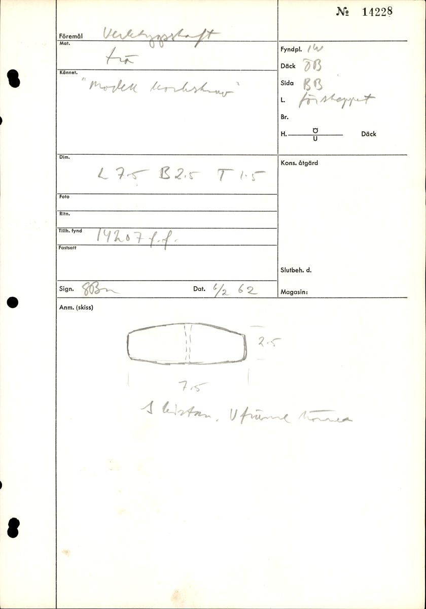 Ett verktygsskaft, troligtvis till en borr. Skaftet är avlångt med avsmalnande och rundade ändar. Skaftet har ett något förtjockat mittparti. På ena sidan om mittpartiet finns ett ovalt urtag för verktygsstålet.

Skaftet är i gott skick.

För mer information se Dokumentationsblankett under Referenser – Länkade filer.


Text in English: The wooden handle of a tool, probably a drill or borer. Rectangular shaped handle with tapering, rounded ends. In the centre is an oval incision for the metal shank.

In good condition.

For more information see the Documentation form under References – Linked files.