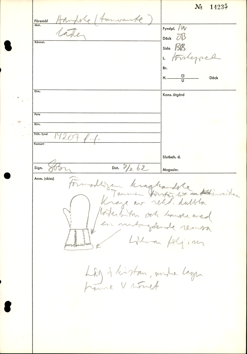 Ett 60-tal fragment från handske. På flera av fragmenten finns hål efter stygn. Lädret är mycket mjukt, tunt och sprött.
