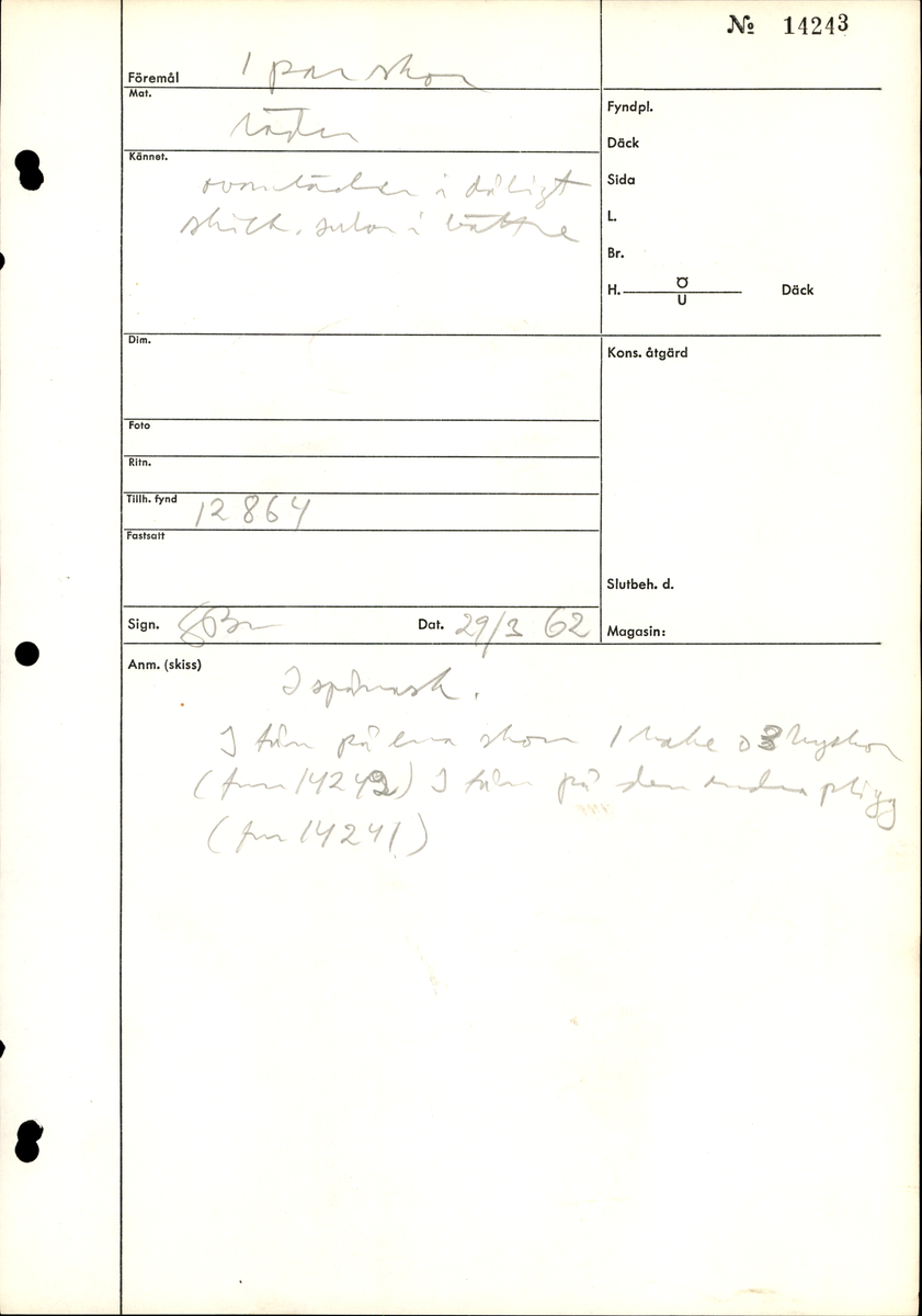 Två bottnar samt ovanläder till ett par skor. Troligtvis är skorna sandalsydda.
Botten till högersko, fyndnummer 14243. I stygnshålen finns kvarsittande tråd och på undersidan av hälpartiet finns kvarsittande skopligg.
Botten till vänstersko, fyndnummer 14243:1. I stygnshålen finns kvarsittande tråd. På klackens undersida finns en laglapp med kvarsittande träpligg.
Ovanlädret består av större och mindre bitar. Lädret är mycket sprött.
Totalt omfattar fynder ett 60-tal fragment.