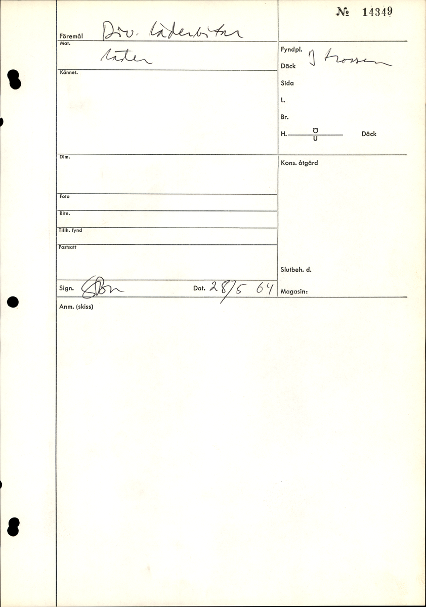 Sex delar från sko. Ett sidostycke med en kvarsittande bit av slejfen samt fem delar från skobotten i form av sulor mm. Lädret är spaltat och mycket sprött.