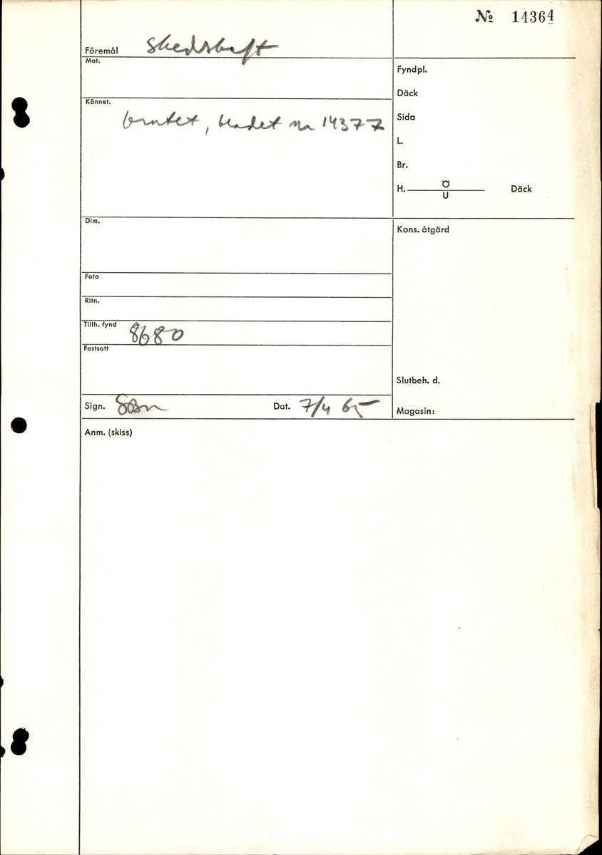 Del av en träsked. Delen utgör större delen av skedskaftet samt mindre parti av skedbladet. Skaftet är rakt och relativt smalt.

Skeddelen är bruten vid skaftänden samt upptill, vid skedbladets nedre del.

För mer information se Dokumentationsblankett under Referenser – Länkade filer.