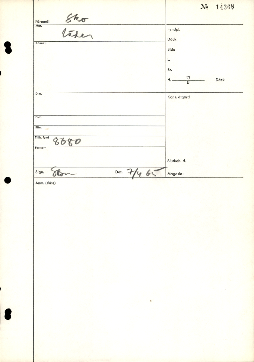 Dokumentation 1996:
Delar av sko: skobotten samt ett trettiotal fragment av ovanläder, holtrand m m.
Skobottnen består av tre sulor, holtrand och sex klacklappar. Mellan två av sulorna sitter klacklapparna fästade. En del av bakkappan sitter fästad vid bottnen.  Bottnen har kvarsittande tråd och vid hälpartiet finns kvarsittande skopligg.

Dokumentation 2022:
Skobotten till en randsko. Tillverkad i läder, med en läderklack. Skapades på en rak läst och bars på vänster fot. Inga dekorationer. Mittensulorna är delaminerade och är skurna längst med deras mittenpunkt. Randen är intakt och tå-delen är unik. 
För mer information, se Uppritning under Länkade filer.

Text in english:
This is the bottom unit of a shoe, made of leather, randed construction with a spring heel, made on a straight last and worn on the left foot, with no decorative features. The two midsoles are heavily delaminated and there is a slice along the centre of the sole. The rand is intact, and the toe wear is unique.
For more information, go to Länkade filer: Uppritning