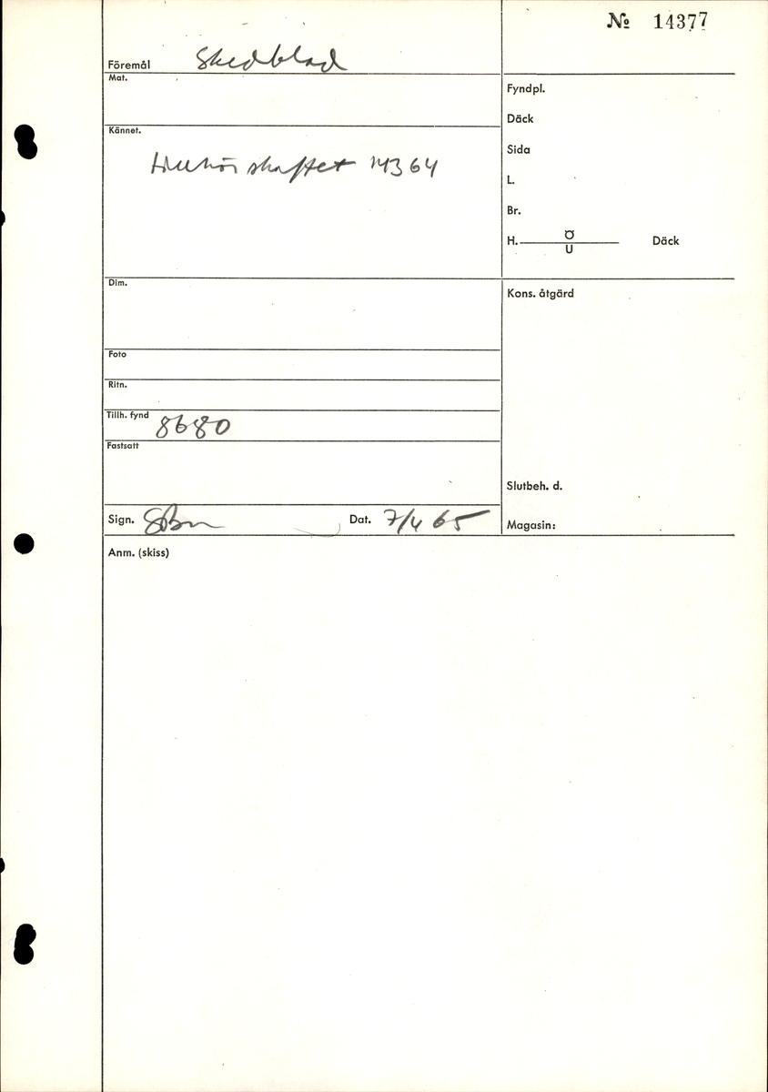 Del av skedbladet till en träsked. Skedbladet har troligtvis varit äggformat.

Skedbladet är mycket slitet, med en större spricka. Större delen av bladets ytterkanter saknas.

För mer information se Dokumentationsblankett under Referenser – Länkade filer.