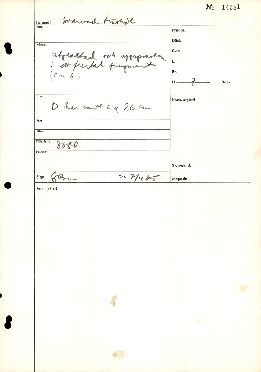 En träskål i delar.

Av delarna att döma har skålen varit plant samt försett med en svarvad fotring. På insidan av skålen, strax nedanför mynningskanten, har det löpt en dekorativ, svarvad linje. Mindre bitar av skålen saknas.

Delarna är mycket spruckna och mycket sköra.