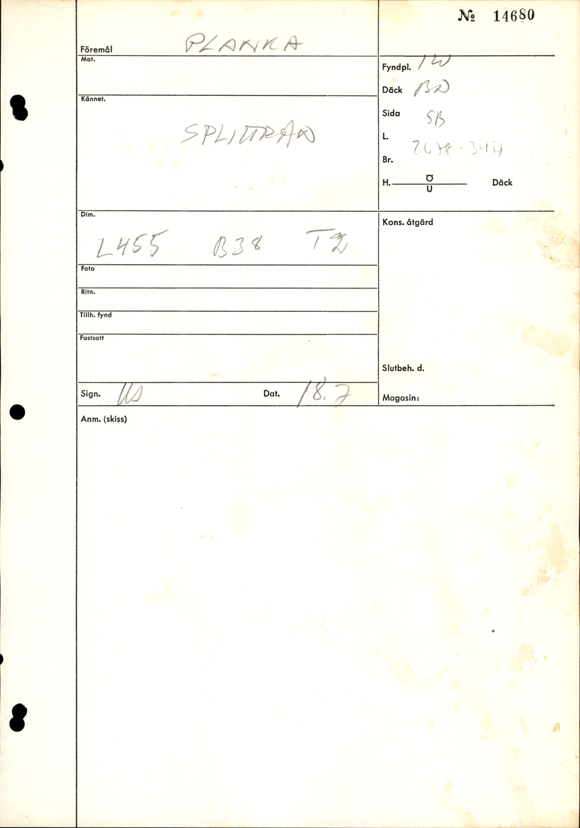 Däcksbräda.
Ena änden är skadad och partier saknas. I den andra änden börjar en genomgående spricka som löper utmed halva brädan. Skador och brott längs ena långsidan. Genomgående och ytliga sprickor.